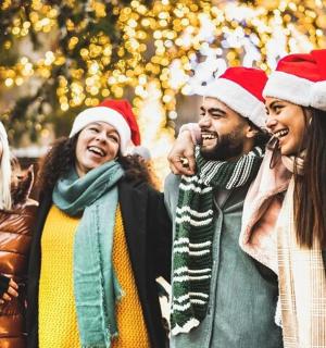 skupina lidí oblečených ve vánočních čepicích