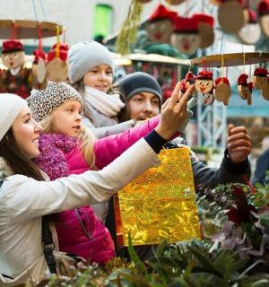 skupina lidí fotících vánoční osvětlení