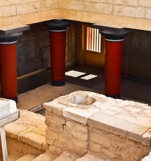 pohled shora na budovu s červenými sloupy