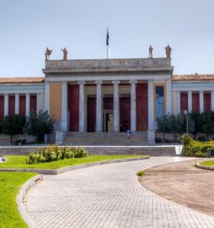 一座前面有柱子的大楼