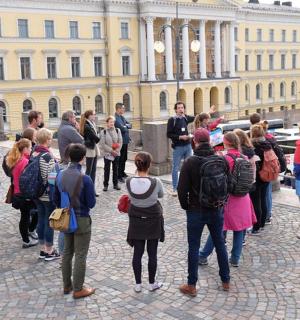 一群人站在一栋建筑物前