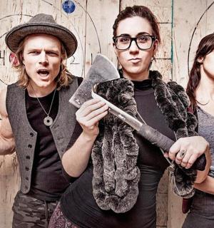 一群三人手持刀具和武器