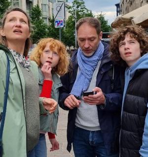 一群人站在街上