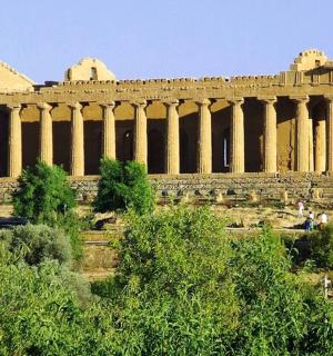 山顶上有柱子的建筑