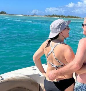 muž a žena na lodi ve vodě