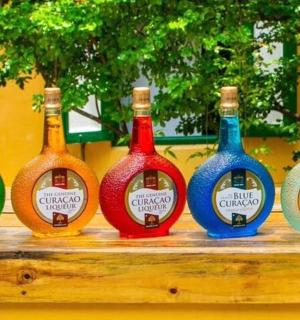 桌子上有一组不同颜色的瓶子