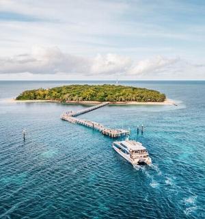 水中央有一艘船的岛屿