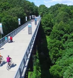 一群人在桥上骑自行车