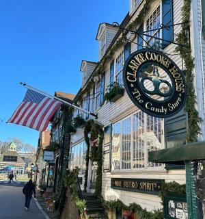 žena kráčející po ulici před budovou