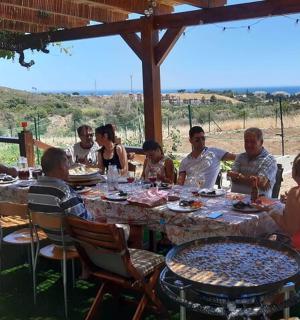 一群人坐在伞下的桌子旁