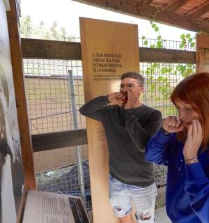 一男一女正在吃饭