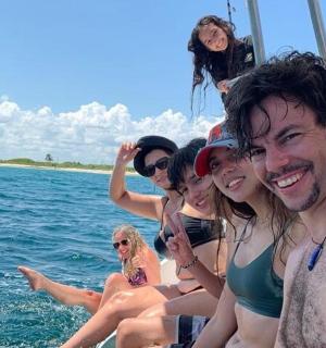 一群人在水中的船上