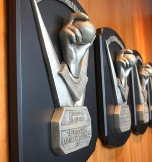 墙上挂着一组小盒子