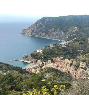 Blick auf eine Stadt auf einem Hügel neben dem Meer