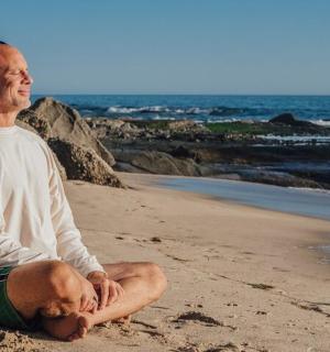 一名男子坐在沙滩上