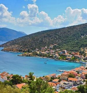 một cái nhìn về thị trấn và một vùng nước