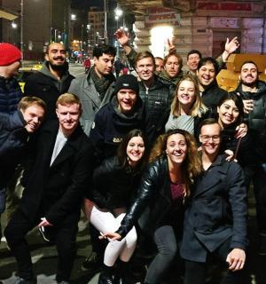 un gruppo di persone che posano per una foto