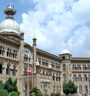 一座顶部有钟楼的大楼