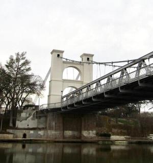 河上毗邻水域的桥梁