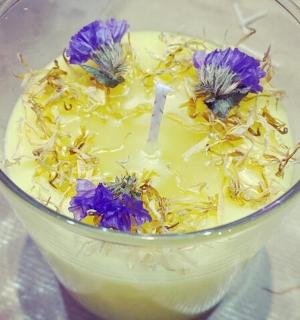 一杯饮料上面有紫色花朵的玻璃杯