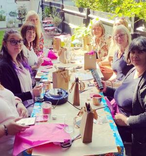 一群妇女坐在长桌旁