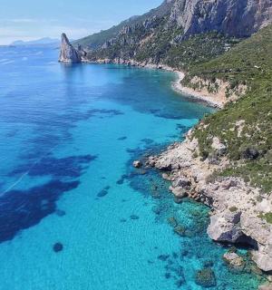 Letecký pohled na pláž s modrou vodou