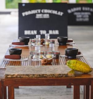 dřevěný stůl s jídlem a pitím