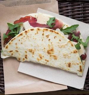 桌上有一盘食物和一张玉米饼