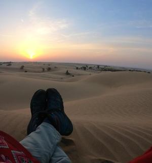 一个人坐在沙漠里看日落
