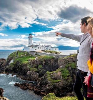 一名男子和一名女子正在看灯塔