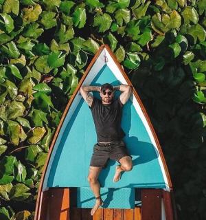 一名男子躺在冲浪板上