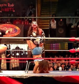 una dona està dreta en un ring de boxa