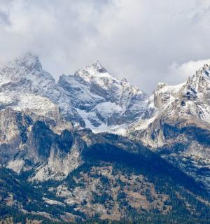 白雪皑皑的山脉