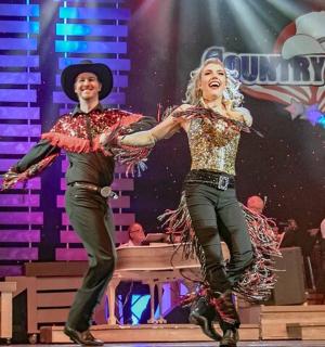 两个人在舞台上跳舞