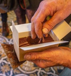 一个人拿着盒子里的食物