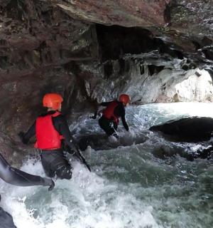 三人在水中洞穴漂流