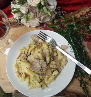 talíř těstovin s vidličkou na stole