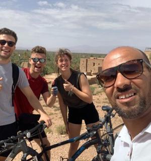 一群人站在一辆自行车旁边