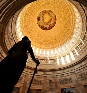 socha ženy v budově se stropem