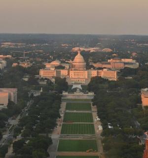 Letecký pohled na velkou budovu ve městě