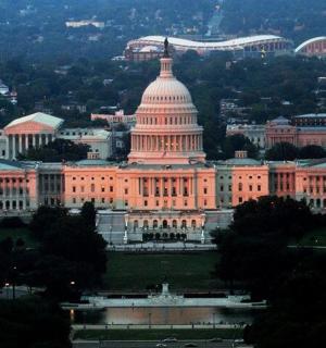 国会大厦及其圆顶的景色