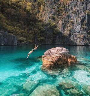 eine Person, die in einem Gewässer schwimmt
