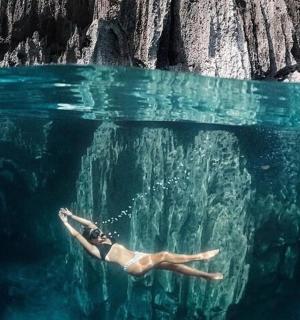 eine Frau, die in einem Wasserbecken schwimmt