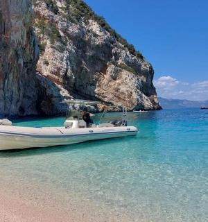 loď sedící na pláži ve vodě