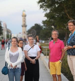 eine Gruppe von Menschen, die einen Bürgersteig entlang gehen