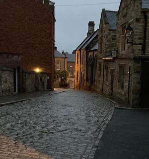 an empty street in an alley between two buildings