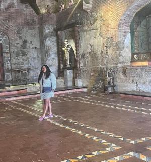 一名女子站在一栋建筑的房间里