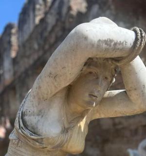 手持帽子的女人雕像