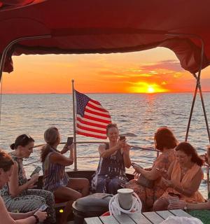 日落时分,一群妇女坐在船上