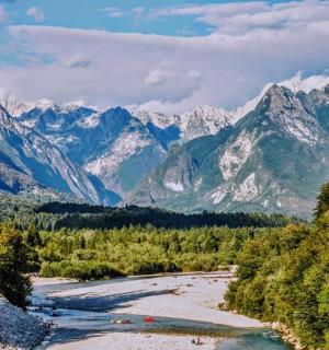 pohled na řeku s horami v pozadí